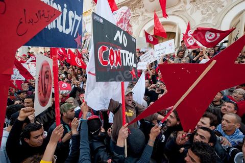 March 20, 2012: Nearly 6,000 Tunisians gathered Tuesday on Bourguiba Avenue in Tunis to celebrate Independence Day and “defend democracy” against “reactionary” forces, amid tensions fueled by the debate over identity and the role of religion.Tunisian flags were everywhere, horns blared, and the national anthem rang out: the demonstrators, who had come in response to calls on social media and from civic movements, chanted, “The people want a secular state!” “No to reactionary thinking, no to the caliphate,” or “We will not let obscurantist forces steal our revolution.”
The slogans of the revolution—“work, freedom, dignity”—were also chanted in unison. “In the name of the worker and the farmer, we continue to fight,” proclaimed one banner, while another demanded “jobs, or the government’s resignation.”  The 56th anniversary of independence—achieved on March 20, 1956, after 75 years of French protectorate rule—is taking place against a delicate backdrop, marked by growing tensions between the “Islamist” camp—which won the elections—and the “modernist” camp. The debate, exacerbated by incidents linked to Salafist radicals, centers on the question of Tunisian identity and the role religion should play in the country’s future constitution.