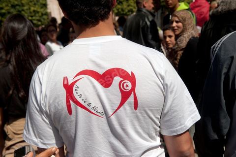 March 20, 2012: Nearly 6,000 Tunisians gathered Tuesday on Bourguiba Avenue in Tunis to celebrate Independence Day and “defend democracy” against “reactionary” forces, amid tensions fueled by the debate over identity and the role of religion.Tunisian flags were everywhere, horns blared, and the national anthem rang out: the demonstrators, who had come in response to calls on social media and from civic movements, chanted, “The people want a secular state!” “No to reactionary thinking, no to the caliphate,” or “We will not let obscurantist forces steal our revolution.”
The slogans of the revolution—“work, freedom, dignity”—were also chanted in unison. “In the name of the worker and the farmer, we continue to fight,” proclaimed one banner, while another demanded “jobs, or the government’s resignation.”  The 56th anniversary of independence—achieved on March 20, 1956, after 75 years of French protectorate rule—is taking place against a delicate backdrop, marked by growing tensions between the “Islamist” camp—which won the elections—and the “modernist” camp. The debate, exacerbated by incidents linked to Salafist radicals, centers on the question of Tunisian identity and the role religion should play in the country’s future constitution.