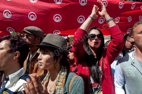 March 20, 2012: Nearly 6,000 Tunisians gathered Tuesday on Bourguiba Avenue in Tunis to celebrate Independence Day and “defend democracy” against “reactionary” forces, amid tensions fueled by the debate over identity and the role of religion.Tunisian flags were everywhere, horns blared, and the national anthem rang out: the demonstrators, who had come in response to calls on social media and from civic movements, chanted, “The people want a secular state!” “No to reactionary thinking, no to the caliphate,” or “We will not let obscurantist forces steal our revolution.”
The slogans of the revolution—“work, freedom, dignity”—were also chanted in unison. “In the name of the worker and the farmer, we continue to fight,” proclaimed one banner, while another demanded “jobs, or the government’s resignation.”  The 56th anniversary of independence—achieved on March 20, 1956, after 75 years of French protectorate rule—is taking place against a delicate backdrop, marked by growing tensions between the “Islamist” camp—which won the elections—and the “modernist” camp. The debate, exacerbated by incidents linked to Salafist radicals, centers on the question of Tunisian identity and the role religion should play in the country’s future constitution.