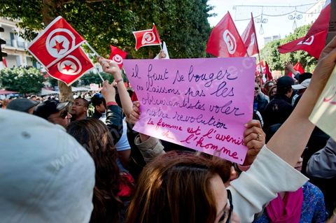 March 20, 2012: Nearly 6,000 Tunisians gathered Tuesday on Bourguiba Avenue in Tunis to celebrate Independence Day and “defend democracy” against “reactionary” forces, amid tensions fueled by the debate over identity and the role of religion.Tunisian flags were everywhere, horns blared, and the national anthem rang out: the demonstrators, who had come in response to calls on social media and from civic movements, chanted, “The people want a secular state!” “No to reactionary thinking, no to the caliphate,” or “We will not let obscurantist forces steal our revolution.”
The slogans of the revolution—“work, freedom, dignity”—were also chanted in unison. “In the name of the worker and the farmer, we continue to fight,” proclaimed one banner, while another demanded “jobs, or the government’s resignation.”  The 56th anniversary of independence—achieved on March 20, 1956, after 75 years of French protectorate rule—is taking place against a delicate backdrop, marked by growing tensions between the “Islamist” camp—which won the elections—and the “modernist” camp. The debate, exacerbated by incidents linked to Salafist radicals, centers on the question of Tunisian identity and the role religion should play in the country’s future constitution.