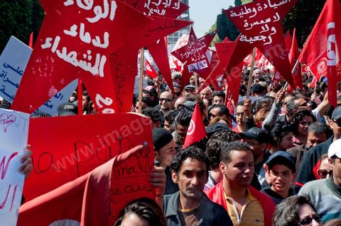 March 20, 2012: Nearly 6,000 Tunisians gathered Tuesday on Bourguiba Avenue in Tunis to celebrate Independence Day and “defend democracy” against “reactionary” forces, amid tensions fueled by the debate over identity and the role of religion.Tunisian flags were everywhere, horns blared, and the national anthem rang out: the demonstrators, who had come in response to calls on social media and from civic movements, chanted, “The people want a secular state!” “No to reactionary thinking, no to the caliphate,” or “We will not let obscurantist forces steal our revolution.”
The slogans of the revolution—“work, freedom, dignity”—were also chanted in unison. “In the name of the worker and the farmer, we continue to fight,” proclaimed one banner, while another demanded “jobs, or the government’s resignation.”  The 56th anniversary of independence—achieved on March 20, 1956, after 75 years of French protectorate rule—is taking place against a delicate backdrop, marked by growing tensions between the “Islamist” camp—which won the elections—and the “modernist” camp. The debate, exacerbated by incidents linked to Salafist radicals, centers on the question of Tunisian identity and the role religion should play in the country’s future constitution.