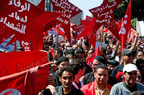 March 20, 2012: Nearly 6,000 Tunisians gathered Tuesday on Bourguiba Avenue in Tunis to celebrate Independence Day and “defend democracy” against “reactionary” forces, amid tensions fueled by the debate over identity and the role of religion.Tunisian flags were everywhere, horns blared, and the national anthem rang out: the demonstrators, who had come in response to calls on social media and from civic movements, chanted, “The people want a secular state!” “No to reactionary thinking, no to the caliphate,” or “We will not let obscurantist forces steal our revolution.”
The slogans of the revolution—“work, freedom, dignity”—were also chanted in unison. “In the name of the worker and the farmer, we continue to fight,” proclaimed one banner, while another demanded “jobs, or the government’s resignation.”  The 56th anniversary of independence—achieved on March 20, 1956, after 75 years of French protectorate rule—is taking place against a delicate backdrop, marked by growing tensions between the “Islamist” camp—which won the elections—and the “modernist” camp. The debate, exacerbated by incidents linked to Salafist radicals, centers on the question of Tunisian identity and the role religion should play in the country’s future constitution.