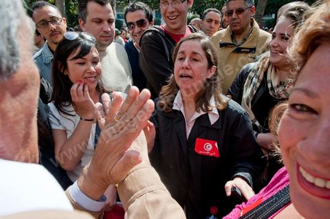 March 20, 2012: Nearly 6,000 Tunisians gathered Tuesday on Bourguiba Avenue in Tunis to celebrate Independence Day and “defend democracy” against “reactionary” forces, amid tensions fueled by the debate over identity and the role of religion.Tunisian flags were everywhere, horns blared, and the national anthem rang out: the demonstrators, who had come in response to calls on social media and from civic movements, chanted, “The people want a secular state!” “No to reactionary thinking, no to the caliphate,” or “We will not let obscurantist forces steal our revolution.”
The slogans of the revolution—“work, freedom, dignity”—were also chanted in unison. “In the name of the worker and the farmer, we continue to fight,” proclaimed one banner, while another demanded “jobs, or the government’s resignation.”  The 56th anniversary of independence—achieved on March 20, 1956, after 75 years of French protectorate rule—is taking place against a delicate backdrop, marked by growing tensions between the “Islamist” camp—which won the elections—and the “modernist” camp. The debate, exacerbated by incidents linked to Salafist radicals, centers on the question of Tunisian identity and the role religion should play in the country’s future constitution.