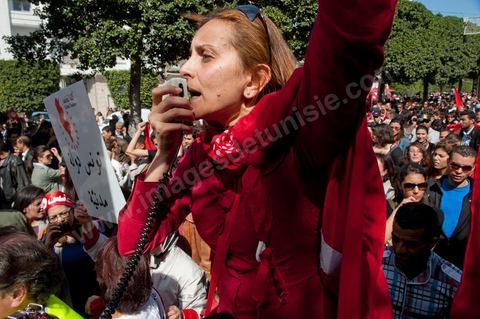 March 20, 2012: Nearly 6,000 Tunisians gathered Tuesday on Bourguiba Avenue in Tunis to celebrate Independence Day and “defend democracy” against “reactionary” forces, amid tensions fueled by the debate over identity and the role of religion.Tunisian flags were everywhere, horns blared, and the national anthem rang out: the demonstrators, who had come in response to calls on social media and from civic movements, chanted, “The people want a secular state!” “No to reactionary thinking, no to the caliphate,” or “We will not let obscurantist forces steal our revolution.”
The slogans of the revolution—“work, freedom, dignity”—were also chanted in unison. “In the name of the worker and the farmer, we continue to fight,” proclaimed one banner, while another demanded “jobs, or the government’s resignation.”  The 56th anniversary of independence—achieved on March 20, 1956, after 75 years of French protectorate rule—is taking place against a delicate backdrop, marked by growing tensions between the “Islamist” camp—which won the elections—and the “modernist” camp. The debate, exacerbated by incidents linked to Salafist radicals, centers on the question of Tunisian identity and the role religion should play in the country’s future constitution.