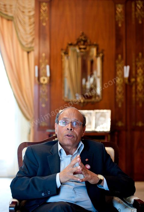 9 mars : Moncef Marzouki dans son bureau lors de notre rencontre avec M. Moncef Marzouki, président de la République depuis le 13 décembre 2011, au Palais Préisdentiel de Carthage. Le Président a repris le bureau de Habib Bourguiba, abndonné sous Ben Ali, le bureau de ce dernier a été transformé en salle d'accueil.