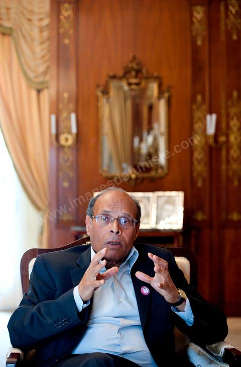 9 mars : Moncef Marzouki dans son bureau lors de notre rencontre avec M. Moncef Marzouki, président de la République depuis le 13 décembre 2011, au Palais Préisdentiel de Carthage. Le Président a repris le bureau de Habib Bourguiba, abndonné sous Ben Ali, le bureau de ce dernier a été transformé en salle d'accueil.