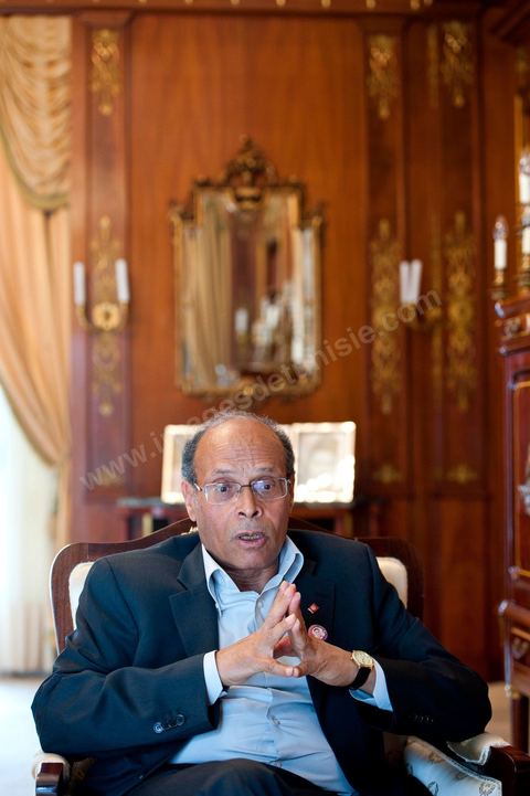 9 mars : Moncef Marzouki dans son bureau lors de notre rencontre avec M. Moncef Marzouki, président de la République depuis le 13 décembre 2011, au Palais Préisdentiel de Carthage. Le Président a repris le bureau de Habib Bourguiba, abndonné sous Ben Ali, le bureau de ce dernier a été transformé en salle d'accueil.