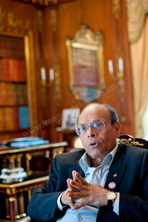 9 mars : Moncef Marzouki dans son bureau lors de notre rencontre avec M. Moncef Marzouki, président de la République depuis le 13 décembre 2011, au Palais Préisdentiel de Carthage. Le Président a repris le bureau de Habib Bourguiba, abndonné sous Ben Ali, le bureau de ce dernier a été transformé en salle d'accueil.