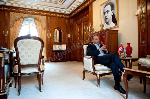 9 mars : Moncef Marzouki dans son bureau lors de notre rencontre avec M. Moncef Marzouki, président de la République depuis le 13 décembre 2011, au Palais Préisdentiel de Carthage. Le Président a repris le bureau de Habib Bourguiba, abndonné sous Ben Ali, le bureau de ce dernier a été transformé en salle d'accueil.