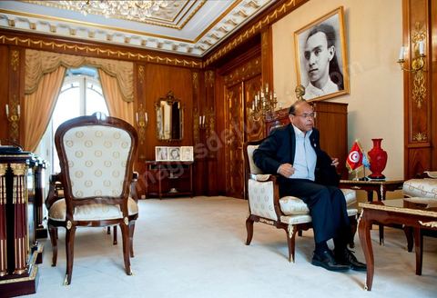 9 mars : Moncef Marzouki dans son bureau lors de notre rencontre avec M. Moncef Marzouki, président de la République depuis le 13 décembre 2011, au Palais Préisdentiel de Carthage. Le Président a repris le bureau de Habib Bourguiba, abndonné sous Ben Ali, le bureau de ce dernier a été transformé en salle d'accueil.