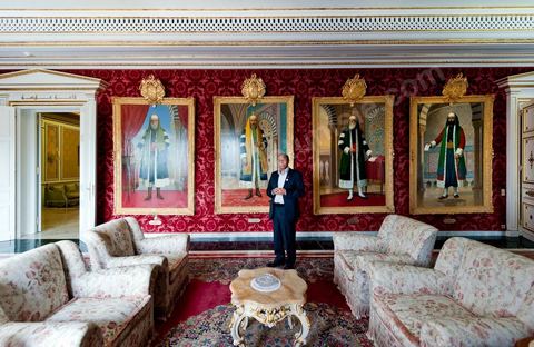 9 mars : Moncef Marzouki et la visite du Palais présidentiel lors de la rencontre avec M. Moncef Marzouki, président de la République depuis le 13 décembre 2011, au Palais Préisdentiel de Carthage. Ici dans le salon des tableaux des Beys de Tunisie. 