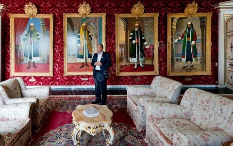 9 mars : Moncef Marzouki et la visite du Palais présidentiel lors de la rencontre avec M. Moncef Marzouki, président de la République depuis le 13 décembre 2011, au Palais Préisdentiel de Carthage. Ici dans le salon des tableaux des Beys de Tunisie. 