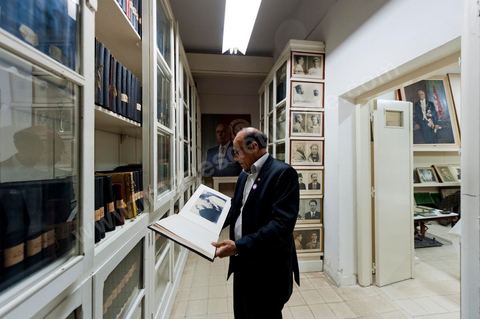 9 mars : rencontre avec M. Moncef Marzouki, président de la République depuis le 13 décembre 2011, au Palais Préisdentiel de Carthage. Dans les sous sols du Palais, à son arrivée le Président a découvert une série de salles où avait été entreposés par Ben Ali à même le sol les souvenirs, cadeaux, tableaux et scupltures de l'époque de Bourguiba, ainsi que de très nombresues archives photos et textes. Tous ces objets du passé vous être remis pour la création d'un grand musée de Habib Bourguiba à Monastir.