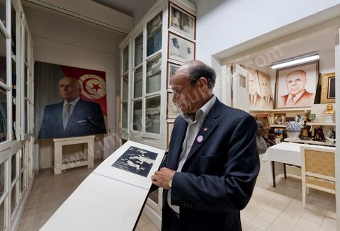 9 mars : rencontre avec M. Moncef Marzouki, président de la République depuis le 13 décembre 2011, au Palais Préisdentiel de Carthage. Dans les sous sols du Palais, à son arrivée le Président a découvert une série de salles où avait été entreposés par Ben Ali à même le sol les souvenirs, cadeaux, tableaux et scupltures de l'époque de Bourguiba, ainsi que de très nombresues archives photos et textes. Tous ces objets du passé vous être remis pour la création d'un grand musée de Habib Bourguiba à Monastir.