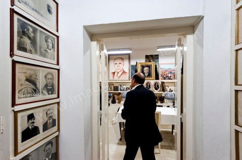 9 mars : rencontre avec M. Moncef Marzouki, président de la République depuis le 13 décembre 2011, au Palais Préisdentiel de Carthage. Dans les sous sols du Palais, à son arrivée le Président a découvert une série de salles où avait été entreposés par Ben Ali à même le sol les souvenirs, cadeaux, tableaux et scupltures de l'époque de Bourguiba, ainsi que de très nombresues archives photos et textes. Tous ces objets du passé vous être remis pour la création d'un grand musée de Habib Bourguiba à Monastir.