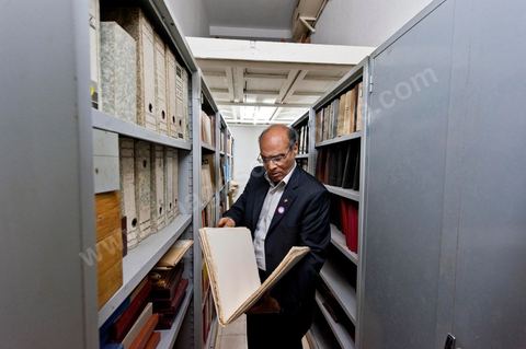 9 mars : rencontre avec M. Moncef Marzouki, président de la République depuis le 13 décembre 2011, au Palais Préisdentiel de Carthage. Dans les sous sols du Palais, à son arrivée le Président a découvert une série de salles où avait été entreposés par Ben Ali à même le sol les souvenirs, cadeaux, tableaux et scupltures de l'époque de Bourguiba, ainsi que de très nombresues archives photos et textes. Tous ces objets du passé vous être remis pour la création d'un grand musée de Habib Bourguiba à Monastir.