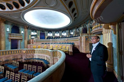 9 mars : Moncef Marzouki et la visite du Palais présidentiel lors de la rencontre avec M. Moncef Marzouki, président de la République depuis le 13 décembre 2011, au Palais Préisdentiel de Carthage. Ici dans le petit théâtre construit par Habib Bourguiba dit la "Bonbonnière" par le nouveau président qui souhaite le remettre en fonctionnement et l'ouvrir à tous les tunisiens.