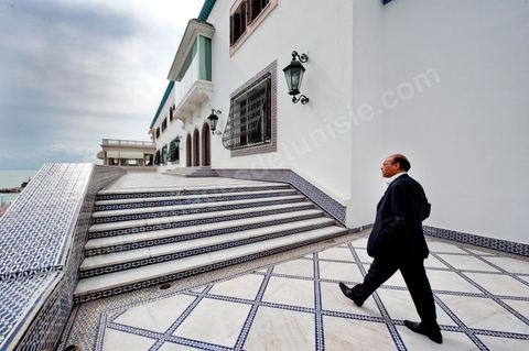 9 mars : rencontre avec M. Moncef Marzouki, président de la République depuis le 13 décembre 2011, au Palais Préisdentiel de Carthage. Sur la terrasse du palais de carthage qui surplombe le port et le golfe de Carthage. Au loin Boukornine la colline qui domine la ville de l'enfance de Marzouki, Hammam Lif.