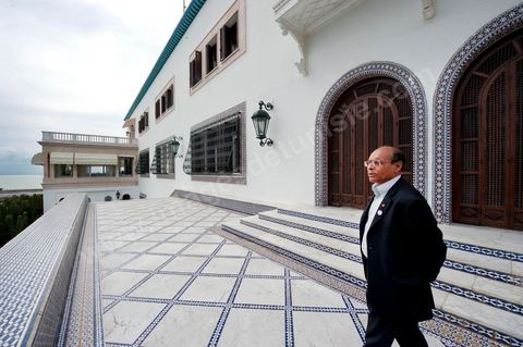 9 mars : rencontre avec M. Moncef Marzouki, président de la République depuis le 13 décembre 2011, au Palais Préisdentiel de Carthage. Sur la terrasse du palais de carthage qui surplombe le port et le golfe de Carthage. Au loin Boukornine la colline qui domine la ville de l'enfance de Marzouki, Hammam Lif.