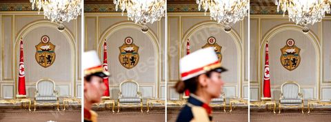 March 12: From the president’s chair in the Golden Salon at the Presidential Palace in Carthage, the President of the Republic presided over a ceremony to raise the Tunisian flag. During the ceremony, Moncef Marzouki awarded a medal to student Khaoula Rchidi and issued a message to anyone who desecrates the flag, “a symbol of a Muslim people.” Last week was marked by incidents that took place at the University of Mannouba. The young student, Khaoula Rchidi, who was awarded the Order of the Republic, was moved: “I didn’t think twice; I saw what he was doing and reacted immediately. I’m from Gafsa, and I’m hot-blooded. Maybe that’s why I stepped in. Our flag is precious; we must not take it for granted.” After the speech, the national anthem was sung with great emotion by those present. Khaoula Rchidi was then welcomed into the Golden Salon and honored by the president: “What she did was exceptional; she defended Tunisia. It was moral strength against physical force,” he acknowledged. Amel Aloui, a student and member of the UGET who was assaulted during the incidents at the University of Mannouba, also met with Moncef Marzouki and was applauded by those present.

