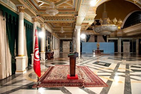 12 mars : avant la cérémonie au Palais Présidentiel de Carthage, le président de la République a présidé une cérémonie de lever du drapeau tunisien. Au cours de cette cérémonie, Moncef Marzouki a décoré l'étudiante Khaoula Rchidi et lancé un message à toute personne qui touche au drapeau " symbole d’un peuple musulman ". La semaine dernière a été marquée par les incidents qui ont eu lieu à la faculté de la Mannouba. La jeune étudiante, Khaouala Rchidi, décorée de l'ordre de la République, était émue : "Je n’ai pas réfléchi, je regardais ce qu’il était en train de faire et j’ai tout de suite réagi. Je suis gafsienne et j'ai le sang chaud. C'est peut être pour cela que j'ai intervenu. Notre drapeau est cher, il ne faut pas ne négliger". Après le discours, l'hymne national a été chanté avec beaucoup d'émotion par les personnes présentes. Khaoula Rchidi a ensuite été accueillie dans le salon doré et décorée par le président : "Ce qu'elle a fait est exceptionnel, elle a défendu la Tunisie. C'était la force morale face à la force physique" a-t-il avoué. L'étudiante membre de l'UGET, Amel Aloui, qui a été agressée durant les incidents de la faculté de la Mannouba, a également rencontré Moncef Marzouki et a été applaudie par les présents.