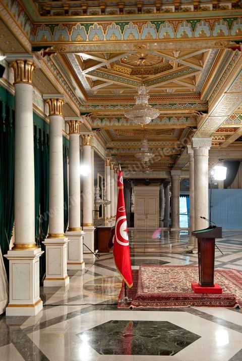 12 mars : avant la cérémonie au Palais Présidentiel de Carthage, le président de la République a présidé une cérémonie de lever du drapeau tunisien. Au cours de cette cérémonie, Moncef Marzouki a décoré l'étudiante Khaoula Rchidi et lancé un message à toute personne qui touche au drapeau " symbole d’un peuple musulman ". La semaine dernière a été marquée par les incidents qui ont eu lieu à la faculté de la Mannouba. La jeune étudiante, Khaouala Rchidi, décorée de l'ordre de la République, était émue : "Je n’ai pas réfléchi, je regardais ce qu’il était en train de faire et j’ai tout de suite réagi. Je suis gafsienne et j'ai le sang chaud. C'est peut être pour cela que j'ai intervenu. Notre drapeau est cher, il ne faut pas ne négliger". Après le discours, l'hymne national a été chanté avec beaucoup d'émotion par les personnes présentes. Khaoula Rchidi a ensuite été accueillie dans le salon doré et décorée par le président : "Ce qu'elle a fait est exceptionnel, elle a défendu la Tunisie. C'était la force morale face à la force physique" a-t-il avoué. L'étudiante membre de l'UGET, Amel Aloui, qui a été agressée durant les incidents de la faculté de la Mannouba, a également rencontré Moncef Marzouki et a été applaudie par les présents.