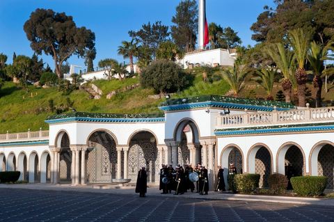 12 mars : dans la cour, les gardes présidentiels se préprarent pour la cérémonie hebdomadaire du drapeau au Palais Présidentiel de Carthage, le président de la République a présidé une cérémonie de lever du drapeau tunisien. Au cours de cette cérémonie, Moncef Marzouki a décoré l'étudiante Khaoula Rchidi et lancé un message à toute personne qui touche au drapeau " symbole d’un peuple musulman ". La semaine dernière a été marquée par les incidents qui ont eu lieu à la faculté de la Mannouba. La jeune étudiante, Khaouala Rchidi, décorée de l'ordre de la République, était émue : "Je n’ai pas réfléchi, je regardais ce qu’il était en train de faire et j’ai tout de suite réagi. Je suis gafsienne et j'ai le sang chaud. C'est peut être pour cela que j'ai intervenu. Notre drapeau est cher, il ne faut pas ne négliger". Après le discours, l'hymne national a été chanté avec beaucoup d'émotion par les personnes présentes. Khaoula Rchidi a ensuite été accueillie dans le salon doré et décorée par le président : "Ce qu'elle a fait est exceptionnel, elle a défendu la Tunisie. C'était la force morale face à la force physique" a-t-il avoué. L'étudiante membre de l'UGET, Amel Aloui, qui a été agressée durant les incidents de la faculté de la Mannouba, a également rencontré Moncef Marzouki et a été applaudie par les présents.