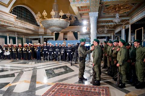March 12: In the ceremonial hall, members of the Tunisian security forces took their places for the ceremony. At the Presidential Palace in Carthage, the President of the Republic presided over a Tunisian flag-raising ceremony. During the ceremony, Moncef Marzouki awarded a medal to student Khaoula Rchidi and issued a message to anyone who defiles the flag, “a symbol of the Muslim people.” Last week was marked by the incidents that took place at the University of Mannouba. The young student, Khaoula Rchidi, who was awarded the Order of the Republic, was moved: “I didn’t think twice; I saw what he was doing and reacted immediately. I’m from Gafsa and I’m hot-blooded. Maybe that’s why I stepped in. Our flag is precious; we must not take it for granted.” After the speech, those present sang the national anthem with great emotion. Khaoula Rchidi was then welcomed into the Golden Room and honored by the president: “What she did was exceptional; she defended Tunisia. It was moral strength against physical force,” he acknowledged. Amel Aloui, a student and member of the UGET who was assaulted during the incidents at the University of Mannouba, also met with Moncef Marzouki and was applauded by those present.

