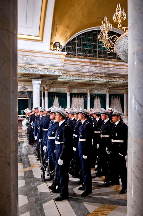 March 12: In the ceremonial hall, members of the Tunisian security forces took their places for the ceremony. At the Presidential Palace in Carthage, the President of the Republic presided over a Tunisian flag-raising ceremony. During the ceremony, Moncef Marzouki awarded a medal to student Khaoula Rchidi and issued a message to anyone who defiles the flag, “a symbol of the Muslim people.” Last week was marked by the incidents that took place at the University of Mannouba. The young student, Khaoula Rchidi, who was awarded the Order of the Republic, was moved: “I didn’t think twice; I saw what he was doing and reacted immediately. I’m from Gafsa and I’m hot-blooded. Maybe that’s why I stepped in. Our flag is precious; we must not take it for granted.” After the speech, those present sang the national anthem with great emotion. Khaoula Rchidi was then welcomed into the Golden Room and honored by the president: “What she did was exceptional; she defended Tunisia. It was moral strength against physical force,” he acknowledged. Amel Aloui, a student and member of the UGET who was assaulted during the incidents at the University of Mannouba, also met with Moncef Marzouki and was applauded by those present.

