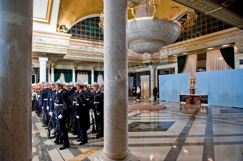 March 12: In the ceremonial hall, members of the Tunisian security forces took their places for the ceremony. At the Presidential Palace in Carthage, the President of the Republic presided over a Tunisian flag-raising ceremony. During the ceremony, Moncef Marzouki awarded a medal to student Khaoula Rchidi and issued a message to anyone who defiles the flag, “a symbol of the Muslim people.” Last week was marked by the incidents that took place at the University of Mannouba. The young student, Khaoula Rchidi, who was awarded the Order of the Republic, was moved: “I didn’t think twice; I saw what he was doing and reacted immediately. I’m from Gafsa and I’m hot-blooded. Maybe that’s why I stepped in. Our flag is precious; we must not take it for granted.” After the speech, those present sang the national anthem with great emotion. Khaoula Rchidi was then welcomed into the Golden Room and honored by the president: “What she did was exceptional; she defended Tunisia. It was moral strength against physical force,” he acknowledged. Amel Aloui, a student and member of the UGET who was assaulted during the incidents at the University of Mannouba, also met with Moncef Marzouki and was applauded by those present.

