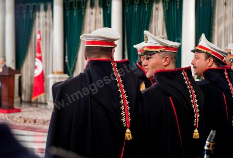 March 12: In the ceremonial hall, members of the Tunisian security forces took their places for the ceremony. At the Presidential Palace in Carthage, the President of the Republic presided over a Tunisian flag-raising ceremony. During the ceremony, Moncef Marzouki awarded a medal to student Khaoula Rchidi and issued a message to anyone who defiles the flag, “a symbol of the Muslim people.” Last week was marked by the incidents that took place at the University of Mannouba. The young student, Khaoula Rchidi, who was awarded the Order of the Republic, was moved: “I didn’t think twice; I saw what he was doing and reacted immediately. I’m from Gafsa and I’m hot-blooded. Maybe that’s why I stepped in. Our flag is precious; we must not take it for granted.” After the speech, those present sang the national anthem with great emotion. Khaoula Rchidi was then welcomed into the Golden Room and honored by the president: “What she did was exceptional; she defended Tunisia. It was moral strength against physical force,” he acknowledged. Amel Aloui, a student and member of the UGET who was assaulted during the incidents at the University of Mannouba, also met with Moncef Marzouki and was applauded by those present.

