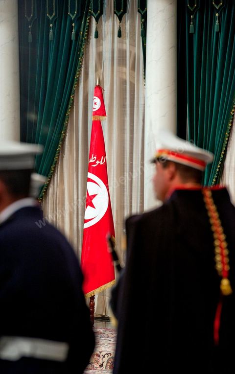 March 12: In the ceremonial hall, members of the Tunisian security forces took their places for the ceremony. At the Presidential Palace in Carthage, the President of the Republic presided over a Tunisian flag-raising ceremony. During the ceremony, Moncef Marzouki awarded a medal to student Khaoula Rchidi and issued a message to anyone who defiles the flag, “a symbol of the Muslim people.” Last week was marked by the incidents that took place at the University of Mannouba. The young student, Khaoula Rchidi, who was awarded the Order of the Republic, was moved: “I didn’t think twice; I saw what he was doing and reacted immediately. I’m from Gafsa and I’m hot-blooded. Maybe that’s why I stepped in. Our flag is precious; we must not take it for granted.” After the speech, those present sang the national anthem with great emotion. Khaoula Rchidi was then welcomed into the Golden Room and honored by the president: “What she did was exceptional; she defended Tunisia. It was moral strength against physical force,” he acknowledged. Amel Aloui, a student and member of the UGET who was assaulted during the incidents at the University of Mannouba, also met with Moncef Marzouki and was applauded by those present.

