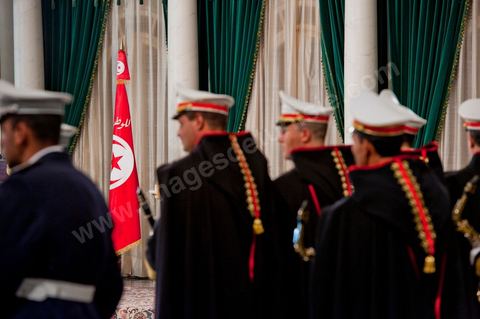 March 12: In the ceremonial hall, members of the Tunisian security forces took their places for the ceremony. At the Presidential Palace in Carthage, the President of the Republic presided over a Tunisian flag-raising ceremony. During the ceremony, Moncef Marzouki awarded a medal to student Khaoula Rchidi and issued a message to anyone who defiles the flag, “a symbol of the Muslim people.” Last week was marked by the incidents that took place at the University of Mannouba. The young student, Khaoula Rchidi, who was awarded the Order of the Republic, was moved: “I didn’t think twice; I saw what he was doing and reacted immediately. I’m from Gafsa and I’m hot-blooded. Maybe that’s why I stepped in. Our flag is precious; we must not take it for granted.” After the speech, those present sang the national anthem with great emotion. Khaoula Rchidi was then welcomed into the Golden Room and honored by the president: “What she did was exceptional; she defended Tunisia. It was moral strength against physical force,” he acknowledged. Amel Aloui, a student and member of the UGET who was assaulted during the incidents at the University of Mannouba, also met with Moncef Marzouki and was applauded by those present.

