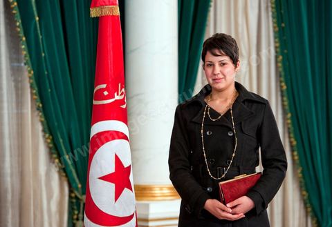 March 12: Khaoula Rchidi at the Presidential Palace in Carthage; the President of the Republic presided over a ceremony to raise the Tunisian flag. During the ceremony, Moncef Marzouki awarded a medal to student Khaoula Rchidi and issued a message to anyone who desecrates the flag, “a symbol of the Muslim people.” Last week was marked by the incidents that took place at the University of Mannouba. The young student, Khaoula Rchidi, who was awarded the Order of the Republic, was moved: “I didn’t think twice; I saw what he was doing and reacted immediately. I’m from Gafsa and I’m hot-blooded. Maybe that’s why I stepped in. Our flag is precious; we must not take it for granted.” After the speech, the national anthem was sung with great emotion by those present. Khaoula Rchidi was then welcomed into the Golden Room and honored by the president: “What she did was exceptional; she defended Tunisia. It was moral strength against physical force,” he acknowledged. Amel Aloui, a student and member of the UGET who was attacked during the incidents at the Mannouba University campus, also met with Moncef Marzouki and was applauded by those present.

