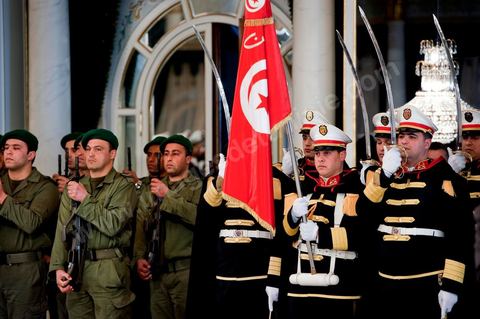 March 12: In the ceremonial hall, members of the Tunisian security forces took their places for the ceremony. At the Presidential Palace in Carthage, the President of the Republic presided over a Tunisian flag-raising ceremony. During the ceremony, Moncef Marzouki awarded a medal to student Khaoula Rchidi and issued a message to anyone who defiles the flag, “a symbol of the Muslim people.” Last week was marked by the incidents that took place at the University of Mannouba. The young student, Khaoula Rchidi, who was awarded the Order of the Republic, was moved: “I didn’t think twice; I saw what he was doing and reacted immediately. I’m from Gafsa and I’m hot-blooded. Maybe that’s why I stepped in. Our flag is precious; we must not take it for granted.” After the speech, those present sang the national anthem with great emotion. Khaoula Rchidi was then welcomed into the Golden Room and honored by the president: “What she did was exceptional; she defended Tunisia. It was moral strength against physical force,” he acknowledged. Amel Aloui, a student and member of the UGET who was assaulted during the incidents at the University of Mannouba, also met with Moncef Marzouki and was applauded by those present.

