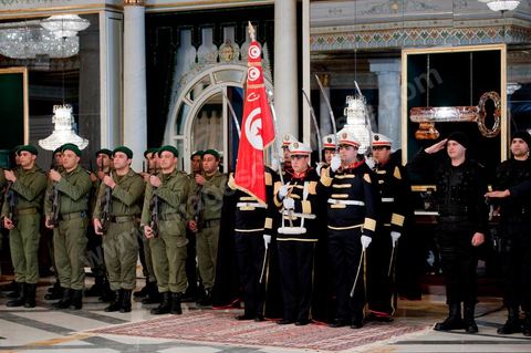 March 12: In the ceremonial hall, members of the Tunisian security forces took their places for the ceremony. At the Presidential Palace in Carthage, the President of the Republic presided over a Tunisian flag-raising ceremony. During the ceremony, Moncef Marzouki awarded a medal to student Khaoula Rchidi and issued a message to anyone who defiles the flag, “a symbol of the Muslim people.” Last week was marked by the incidents that took place at the University of Mannouba. The young student, Khaoula Rchidi, who was awarded the Order of the Republic, was moved: “I didn’t think twice; I saw what he was doing and reacted immediately. I’m from Gafsa and I’m hot-blooded. Maybe that’s why I stepped in. Our flag is precious; we must not take it for granted.” After the speech, those present sang the national anthem with great emotion. Khaoula Rchidi was then welcomed into the Golden Room and honored by the president: “What she did was exceptional; she defended Tunisia. It was moral strength against physical force,” he acknowledged. Amel Aloui, a student and member of the UGET who was assaulted during the incidents at the University of Mannouba, also met with Moncef Marzouki and was applauded by those present.

