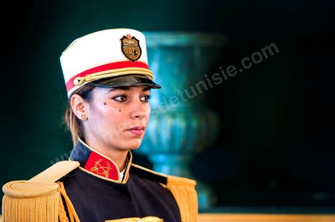 March 12: At the Presidential Palace in Carthage, with a member of the Presidential Guard present, the President of the Republic presided over a ceremony to raise the Tunisian flag. During the ceremony, Moncef Marzouki awarded a decoration to student Khaoula Rchidi and issued a message to anyone who desecrates the flag, “a symbol of the Muslim people.” Last week was marked by incidents that took place at the University of Mannouba. The young student, Khaouala Rchidi, who was awarded the Order of the Republic, was moved: “I didn’t think twice; I saw what he was doing and reacted immediately. I’m from Gafsa and I’m hot-blooded. Maybe that’s why I stepped in. Our flag is precious; we must not take it for granted.” After the speech, those present sang the national anthem with great emotion. Khaoula Rchidi was then welcomed into the Golden Salon and honored by the president: “What she did was exceptional; she defended Tunisia. It was moral strength against physical force,” he acknowledged. Amel Aloui, a student and member of the UGET who was assaulted during the incidents at the University of Mannouba, also met with Moncef Marzouki and was applauded by those present.


