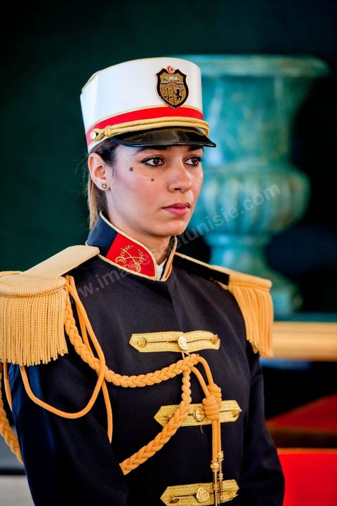March 12: At the Presidential Palace in Carthage, with a member of the Presidential Guard present, the President of the Republic presided over a ceremony to raise the Tunisian flag. During the ceremony, Moncef Marzouki awarded a decoration to student Khaoula Rchidi and issued a message to anyone who desecrates the flag, “a symbol of the Muslim people.” Last week was marked by incidents that took place at the University of Mannouba. The young student, Khaouala Rchidi, who was awarded the Order of the Republic, was moved: “I didn’t think twice; I saw what he was doing and reacted immediately. I’m from Gafsa and I’m hot-blooded. Maybe that’s why I stepped in. Our flag is precious; we must not take it for granted.” After the speech, those present sang the national anthem with great emotion. Khaoula Rchidi was then welcomed into the Golden Salon and honored by the president: “What she did was exceptional; she defended Tunisia. It was moral strength against physical force,” he acknowledged. Amel Aloui, a student and member of the UGET who was assaulted during the incidents at the University of Mannouba, also met with Moncef Marzouki and was applauded by those present.


