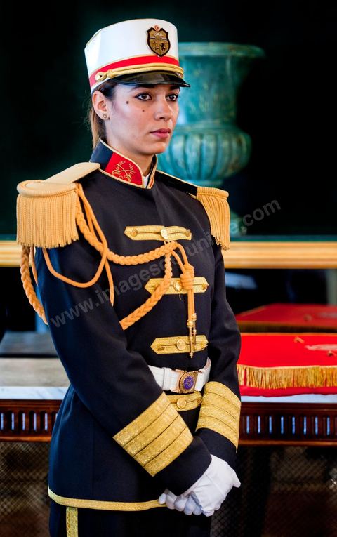 March 12: At the Presidential Palace in Carthage, with a member of the Presidential Guard present, the President of the Republic presided over a ceremony to raise the Tunisian flag. During the ceremony, Moncef Marzouki awarded a decoration to student Khaoula Rchidi and issued a message to anyone who desecrates the flag, “a symbol of the Muslim people.” Last week was marked by incidents that took place at the University of Mannouba. The young student, Khaouala Rchidi, who was awarded the Order of the Republic, was moved: “I didn’t think twice; I saw what he was doing and reacted immediately. I’m from Gafsa and I’m hot-blooded. Maybe that’s why I stepped in. Our flag is precious; we must not take it for granted.” After the speech, those present sang the national anthem with great emotion. Khaoula Rchidi was then welcomed into the Golden Salon and honored by the president: “What she did was exceptional; she defended Tunisia. It was moral strength against physical force,” he acknowledged. Amel Aloui, a student and member of the UGET who was assaulted during the incidents at the University of Mannouba, also met with Moncef Marzouki and was applauded by those present.

