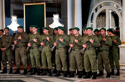 March 12: In the ceremonial hall, members of the Tunisian security forces—in this case, the army—take their places for the ceremony. At the Presidential Palace in Carthage, the President of the Republic presided over a Tunisian flag-raising ceremony. During the ceremony, Moncef Marzouki awarded a medal to student Khaoula Rchidi and issued a message to anyone who defiles the flag, “a symbol of a Muslim people.” Last week was marked by incidents that took place at the University of Mannouba. The young student, Khaoula Rchidi, who was awarded the Order of the Republic, was moved: “I didn’t think twice; I saw what he was doing and reacted immediately. I’m from Gafsa and I’m hot-blooded. Maybe that’s why I stepped in. Our flag is precious; we must not neglect it.” After the speech, the national anthem was sung with great emotion by those present. Khaoula Rchidi was then welcomed into the Golden Salon and honored by the president: “What she did was exceptional; she defended Tunisia. It was moral strength against physical force,” he acknowledged. Amel Aloui, a student and member of the UGET who was assaulted during the incidents at the University of Mannouba, also met with Moncef Marzouki and was applauded by those present.

