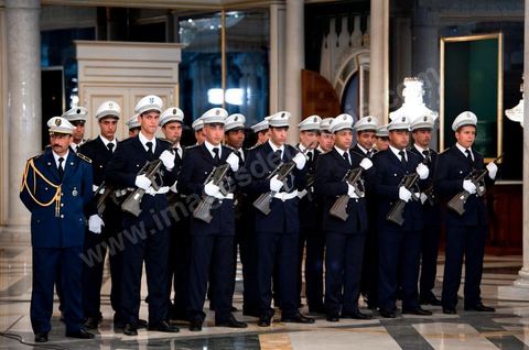 March 12: In the ceremony hall, members of the Tunisian security forces—in this case, the police—take their places for the ceremony. At the Presidential Palace in Carthage, the President of the Republic presided over a Tunisian flag-raising ceremony. During the ceremony, Moncef Marzouki awarded a decoration to student Khaoula Rchidi and issued a message to anyone who defiles the flag, “a symbol of the Muslim people.” Last week was marked by incidents that took place at the University of Mannouba. The young student, Khaoula Rchidi, who was awarded the Order of the Republic, was moved: “I didn’t think twice; I saw what he was doing and reacted immediately. I’m from Gafsa and I’m hot-blooded. Maybe that’s why I stepped in. Our flag is precious; we must not take it for granted.” After the speech, the national anthem was sung with great emotion by those present. Khaoula Rchidi was then welcomed into the Golden Salon and honored by the president: “What she did was exceptional; she defended Tunisia. It was moral strength against physical force,” he acknowledged. Amel Aloui, a student and member of the UGET who was assaulted during the incidents at the University of Mannouba, also met with Moncef Marzouki and was applauded by those present.

