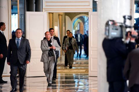 March 12: Moncef Marzouki arrived at the ceremony. At the Presidential Palace in Carthage, the President of the Republic presided over a ceremony to raise the Tunisian flag. During the ceremony, Moncef Marzouki awarded a medal to student Khaoula Rchidi and issued a message to anyone who defiles the flag, “a symbol of the Muslim people.” Last week was marked by incidents that took place at the University of Mannouba. The young student, Khaoula Rchidi, who was awarded the Order of the Republic, was moved: “I didn’t think twice; I saw what he was doing and reacted immediately. I’m from Gafsa and I’m hot-blooded. Maybe that’s why I stepped in. Our flag is precious; we must not take it for granted.” After the speech, those present sang the national anthem with great emotion. Khaoula Rchidi was then welcomed into the Golden Salon and honored by the president: “What she did was exceptional; she defended Tunisia. It was moral strength against physical force,” he acknowledged. Amel Aloui, a student and member of the UGET who was assaulted during the incidents at the University of Mannouba, also met with Moncef Marzouki and was applauded by those present.

