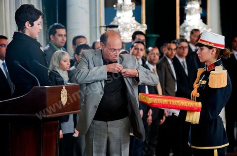 March 12: Moncef Marzouki pinned a Tunisian flag pin on young student Khaoula Rchidi at the Presidential Palace in Carthage; the President of the Republic presided over a Tunisian flag-raising ceremony. During the ceremony, Moncef Marzouki awarded a decoration to student Khaoula Rchidi and issued a message to anyone who desecrates the flag, “a symbol of a Muslim people.” Last week was marked by incidents that took place at the University of Mannouba. The young student, Khaoula Rchidi, who was awarded the Order of the Republic, was moved: “I didn’t think twice; I saw what he was doing and reacted immediately. I’m from Gafsa and I’m hot-blooded. Maybe that’s why I stepped in. Our flag is precious; we must not take it for granted.” After the speech, the national anthem was sung with great emotion by those present. Khaoula Rchidi was then welcomed into the Golden Room and honored by the president: “What she did was exceptional; she defended Tunisia. It was moral strength against physical force,” he acknowledged. Amel Aloui, a student and member of the UGET who was assaulted during the incidents at the Mannouba Faculty, also met with Moncef Marzouki and was applauded by those present.

