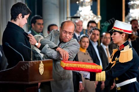 March 12: Moncef Marzouki pinned a Tunisian flag pin on young student Khaoula Rchidi at the Presidential Palace in Carthage; the President of the Republic presided over a Tunisian flag-raising ceremony. During the ceremony, Moncef Marzouki awarded a decoration to student Khaoula Rchidi and issued a message to anyone who desecrates the flag, “a symbol of a Muslim people.” Last week was marked by incidents that took place at the University of Mannouba. The young student, Khaoula Rchidi, who was awarded the Order of the Republic, was moved: “I didn’t think twice; I saw what he was doing and reacted immediately. I’m from Gafsa and I’m hot-blooded. Maybe that’s why I stepped in. Our flag is precious; we must not take it for granted.” After the speech, the national anthem was sung with great emotion by those present. Khaoula Rchidi was then welcomed into the Golden Room and honored by the president: “What she did was exceptional; she defended Tunisia. It was moral strength against physical force,” he acknowledged. Amel Aloui, a student and member of the UGET who was assaulted during the incidents at the Mannouba Faculty, also met with Moncef Marzouki and was applauded by those present.


