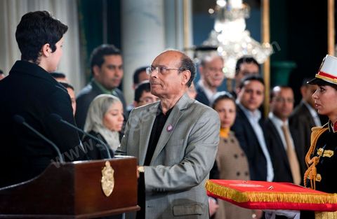 March 12: Moncef Marzouki pinned a Tunisian flag pin on young student Khaoula Rchidi at the Presidential Palace in Carthage; the President of the Republic presided over a Tunisian flag-raising ceremony. During the ceremony, Moncef Marzouki awarded a decoration to student Khaoula Rchidi and issued a message to anyone who desecrates the flag, “a symbol of a Muslim people.” Last week was marked by incidents that took place at the University of Mannouba. The young student, Khaoula Rchidi, who was awarded the Order of the Republic, was moved: “I didn’t think twice; I saw what he was doing and reacted immediately. I’m from Gafsa and I’m hot-blooded. Maybe that’s why I stepped in. Our flag is precious; we must not take it for granted.” After the speech, the national anthem was sung with great emotion by those present. Khaoula Rchidi was then welcomed into the Golden Room and honored by the president: “What she did was exceptional; she defended Tunisia. It was moral strength against physical force,” he acknowledged. Amel Aloui, a student and member of the UGET who was assaulted during the incidents at the Mannouba Faculty, also met with Moncef Marzouki and was applauded by those present.

