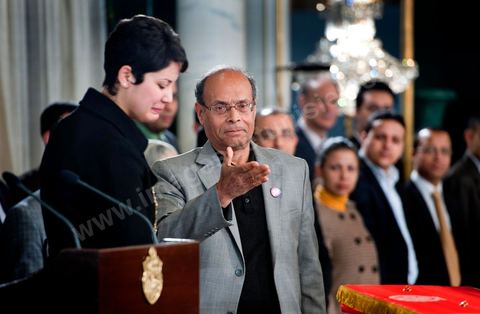 March 12: Moncef Marzouki pinned a Tunisian flag pin on young student Khaoula Rchidi at the Presidential Palace in Carthage; the President of the Republic presided over a Tunisian flag-raising ceremony. During the ceremony, Moncef Marzouki awarded a decoration to student Khaoula Rchidi and issued a message to anyone who desecrates the flag, “a symbol of a Muslim people.” Last week was marked by incidents that took place at the University of Mannouba. The young student, Khaoula Rchidi, who was awarded the Order of the Republic, was moved: “I didn’t think twice; I saw what he was doing and reacted immediately. I’m from Gafsa and I’m hot-blooded. Maybe that’s why I stepped in. Our flag is precious; we must not take it for granted.” After the speech, the national anthem was sung with great emotion by those present. Khaoula Rchidi was then welcomed into the Golden Room and honored by the president: “What she did was exceptional; she defended Tunisia. It was moral strength against physical force,” he acknowledged. Amel Aloui, a student and member of the UGET who was assaulted during the incidents at the Mannouba Faculty, also met with Moncef Marzouki and was applauded by those present.


