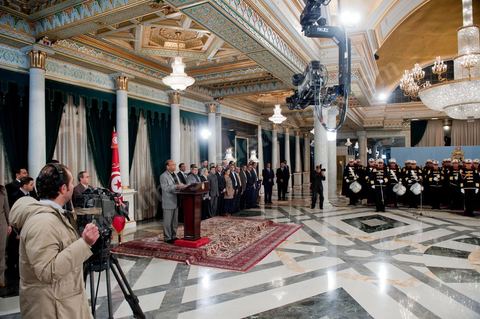 12 mars : discours de Moncef Marzouki au Palais Présidentiel de Carthage, le président de la République a présidé une cérémonie de lever du drapeau tunisien. Au cours de cette cérémonie, Moncef Marzouki a décoré l'étudiante Khaoula Rchidi et lancé un message à toute personne qui touche au drapeau " symbole d’un peuple musulman ". La semaine dernière a été marquée par les incidents qui ont eu lieu à la faculté de la Mannouba. La jeune étudiante, Khaouala Rchidi, décorée de l'ordre de la République, était émue : "Je n’ai pas réfléchi, je regardais ce qu’il était en train de faire et j’ai tout de suite réagi. Je suis gafsienne et j'ai le sang chaud. C'est peut être pour cela que j'ai intervenu. Notre drapeau est cher, il ne faut pas ne négliger". Après le discours, l'hymne national a été chanté avec beaucoup d'émotion par les personnes présentes. Khaoula Rchidi a ensuite été accueillie dans le salon doré et décorée par le président : "Ce qu'elle a fait est exceptionnel, elle a défendu la Tunisie. C'était la force morale face à la force physique" a-t-il avoué. L'étudiante membre de l'UGET, Amel Aloui, qui a été agressée durant les incidents de la faculté de la Mannouba, a également rencontré Moncef Marzouki et a été applaudie par les présents.