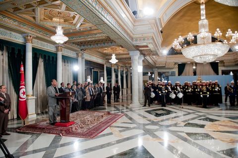 12 mars : discours de Moncef Marzouki au Palais Présidentiel de Carthage, le président de la République a présidé une cérémonie de lever du drapeau tunisien. Au cours de cette cérémonie, Moncef Marzouki a décoré l'étudiante Khaoula Rchidi et lancé un message à toute personne qui touche au drapeau " symbole d’un peuple musulman ". La semaine dernière a été marquée par les incidents qui ont eu lieu à la faculté de la Mannouba. La jeune étudiante, Khaouala Rchidi, décorée de l'ordre de la République, était émue : "Je n’ai pas réfléchi, je regardais ce qu’il était en train de faire et j’ai tout de suite réagi. Je suis gafsienne et j'ai le sang chaud. C'est peut être pour cela que j'ai intervenu. Notre drapeau est cher, il ne faut pas ne négliger". Après le discours, l'hymne national a été chanté avec beaucoup d'émotion par les personnes présentes. Khaoula Rchidi a ensuite été accueillie dans le salon doré et décorée par le président : "Ce qu'elle a fait est exceptionnel, elle a défendu la Tunisie. C'était la force morale face à la force physique" a-t-il avoué. L'étudiante membre de l'UGET, Amel Aloui, qui a été agressée durant les incidents de la faculté de la Mannouba, a également rencontré Moncef Marzouki et a été applaudie par les présents.