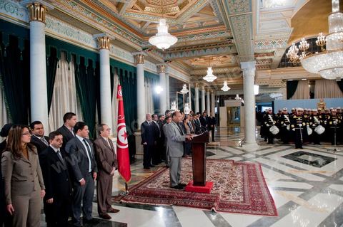 12 mars : discours de Moncef Marzouki au Palais Présidentiel de Carthage, le président de la République a présidé une cérémonie de lever du drapeau tunisien. Au cours de cette cérémonie, Moncef Marzouki a décoré l'étudiante Khaoula Rchidi et lancé un message à toute personne qui touche au drapeau " symbole d’un peuple musulman ". La semaine dernière a été marquée par les incidents qui ont eu lieu à la faculté de la Mannouba. La jeune étudiante, Khaouala Rchidi, décorée de l'ordre de la République, était émue : "Je n’ai pas réfléchi, je regardais ce qu’il était en train de faire et j’ai tout de suite réagi. Je suis gafsienne et j'ai le sang chaud. C'est peut être pour cela que j'ai intervenu. Notre drapeau est cher, il ne faut pas ne négliger". Après le discours, l'hymne national a été chanté avec beaucoup d'émotion par les personnes présentes. Khaoula Rchidi a ensuite été accueillie dans le salon doré et décorée par le président : "Ce qu'elle a fait est exceptionnel, elle a défendu la Tunisie. C'était la force morale face à la force physique" a-t-il avoué. L'étudiante membre de l'UGET, Amel Aloui, qui a été agressée durant les incidents de la faculté de la Mannouba, a également rencontré Moncef Marzouki et a été applaudie par les présents.