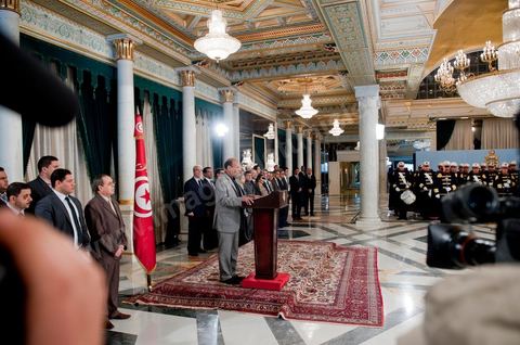 12 mars : discours de Moncef Marzouki au Palais Présidentiel de Carthage, le président de la République a présidé une cérémonie de lever du drapeau tunisien. Au cours de cette cérémonie, Moncef Marzouki a décoré l'étudiante Khaoula Rchidi et lancé un message à toute personne qui touche au drapeau " symbole d’un peuple musulman ". La semaine dernière a été marquée par les incidents qui ont eu lieu à la faculté de la Mannouba. La jeune étudiante, Khaouala Rchidi, décorée de l'ordre de la République, était émue : "Je n’ai pas réfléchi, je regardais ce qu’il était en train de faire et j’ai tout de suite réagi. Je suis gafsienne et j'ai le sang chaud. C'est peut être pour cela que j'ai intervenu. Notre drapeau est cher, il ne faut pas ne négliger". Après le discours, l'hymne national a été chanté avec beaucoup d'émotion par les personnes présentes. Khaoula Rchidi a ensuite été accueillie dans le salon doré et décorée par le président : "Ce qu'elle a fait est exceptionnel, elle a défendu la Tunisie. C'était la force morale face à la force physique" a-t-il avoué. L'étudiante membre de l'UGET, Amel Aloui, qui a été agressée durant les incidents de la faculté de la Mannouba, a également rencontré Moncef Marzouki et a été applaudie par les présents.
